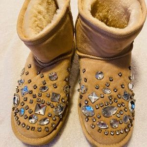 Almost Brand New High Quality Comfy Ankle Boots - Size 8.5. - box 15